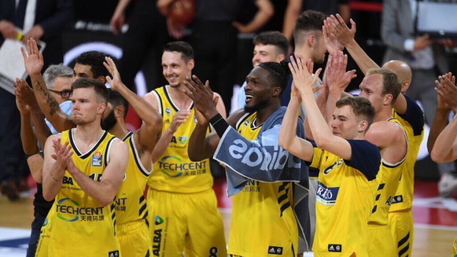 Βρίσκει ρυθμό, δίνει over