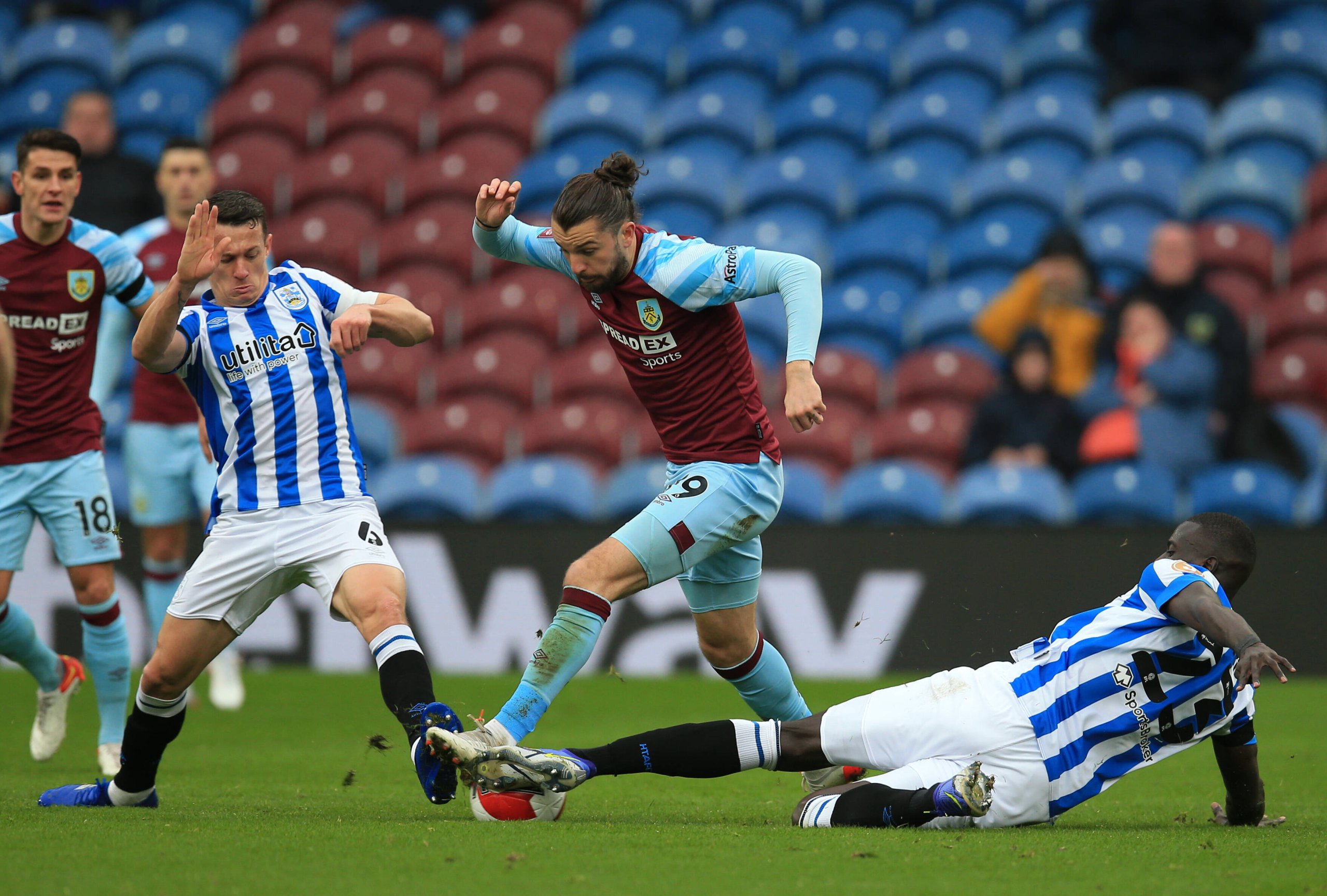 Novibet: Χάντερσφιλντ – Μπέρνλι με combo bets και live streaming*