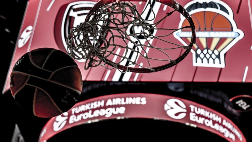 Έξω ρίχνει χιόνι κι οι άλλοι βγαίνουν με τα κοντομάνικα