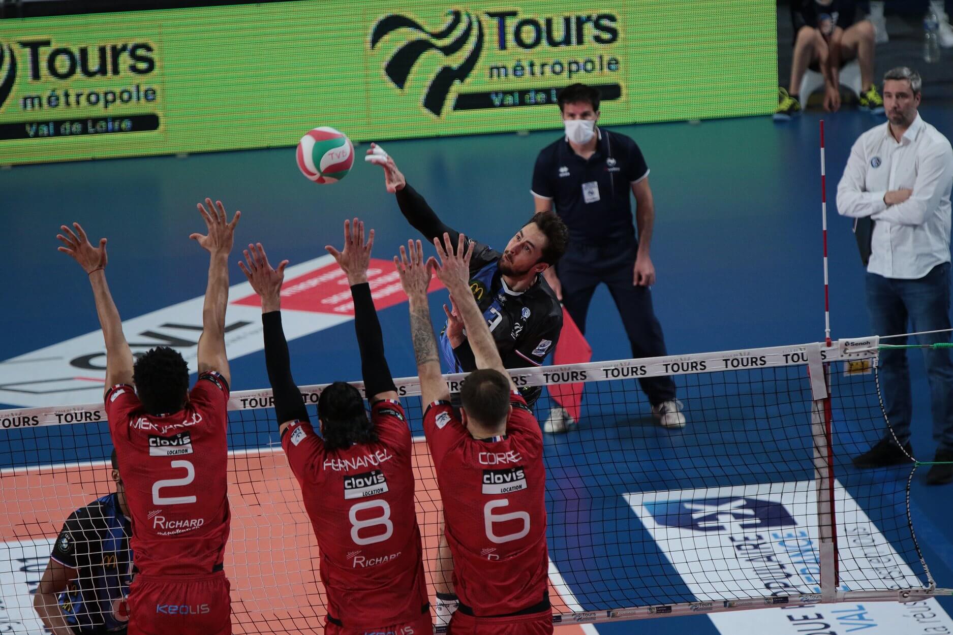 Πίσω απο τo φιλέ