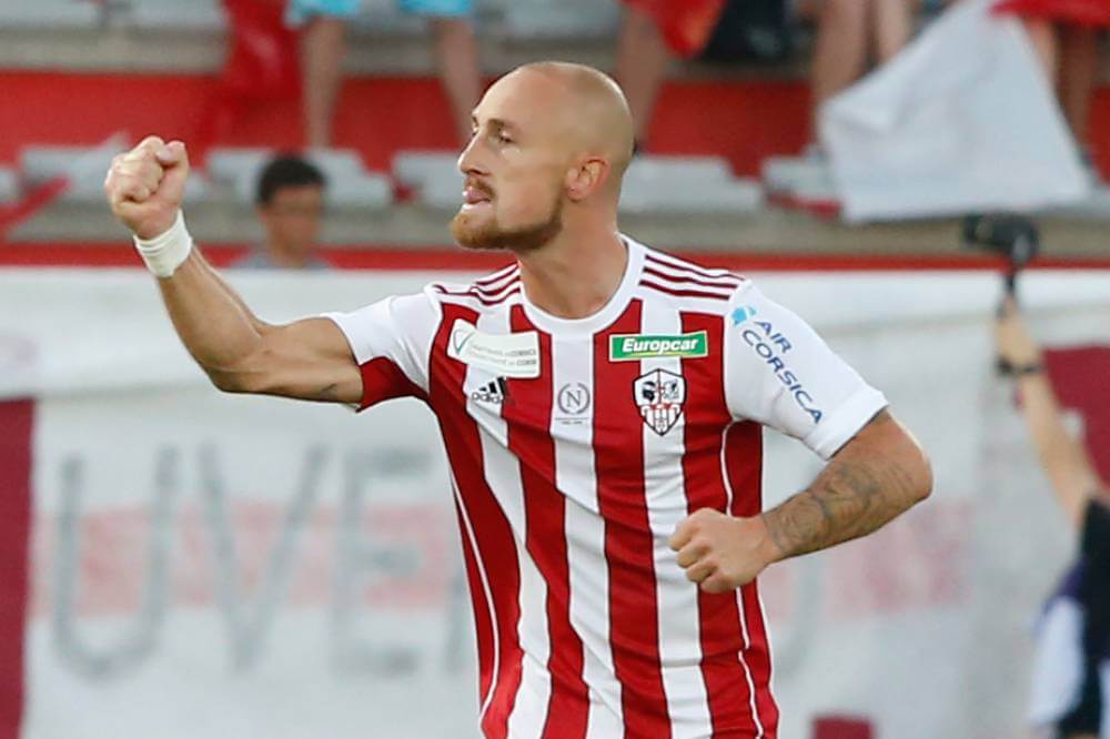 Με ένα τρίξι και δύο δυάδες