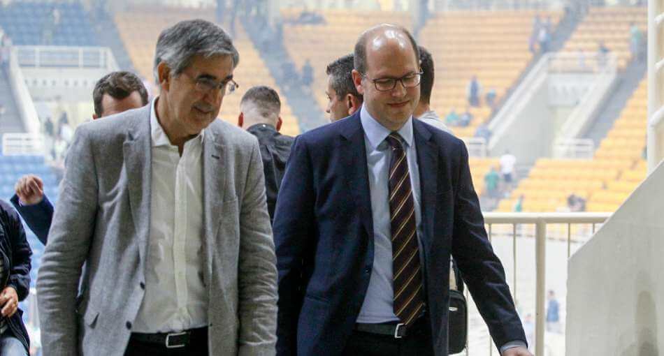 Άπαντες πετούν το μπαλάκι στο διπλανό τους