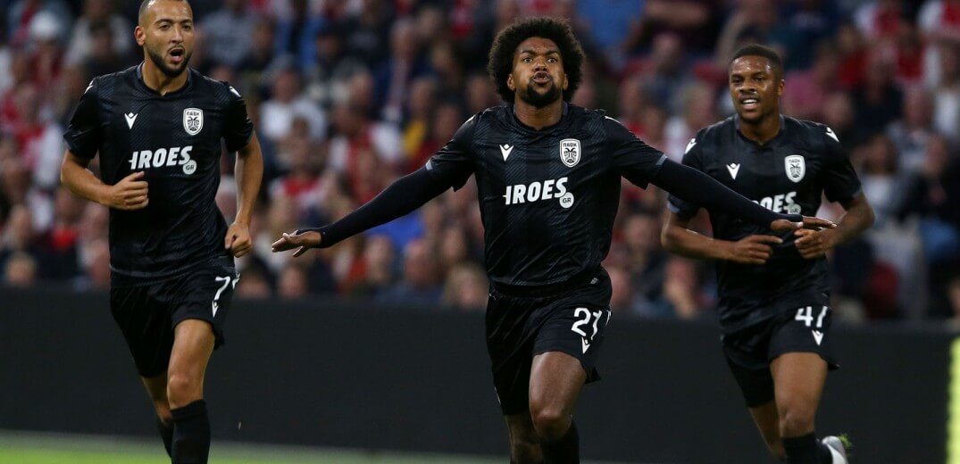 Ερυθρόλευκη επιρροή για ασπρόμαυρο ποντάρισμα