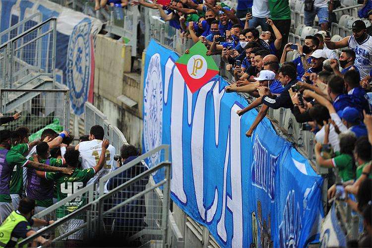 Αντεπίθεση με τη στήριξη του κόσμου της