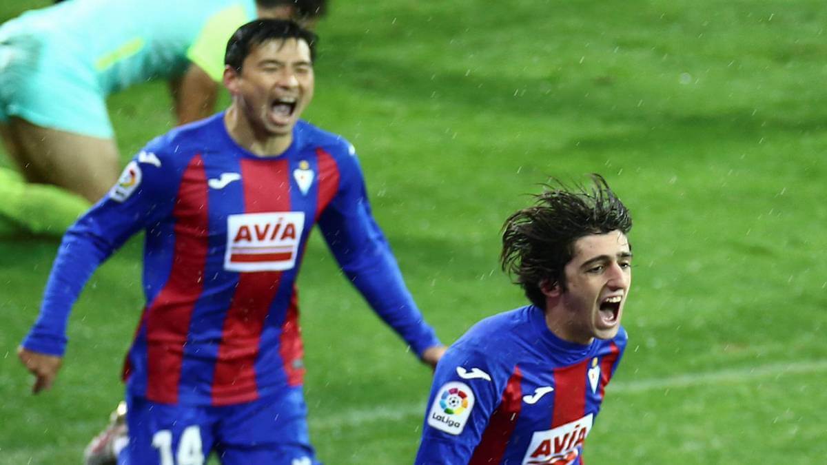 Ελληνικό παρασκήνιο, Ισπανικές σχέσεις