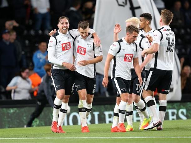 Το πρώτο αγγλικό τρίξι, μονό αποδεκτό και μια δυάδα